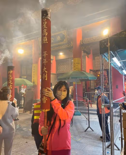52歲傅明憲現身廟裡,舉比人高的香虔誠祈福,豪門夢碎後單身多年