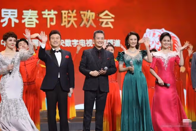 75後央視女主持高顏值獲贊,國泰民安臉再引追捧,曾三登春晚