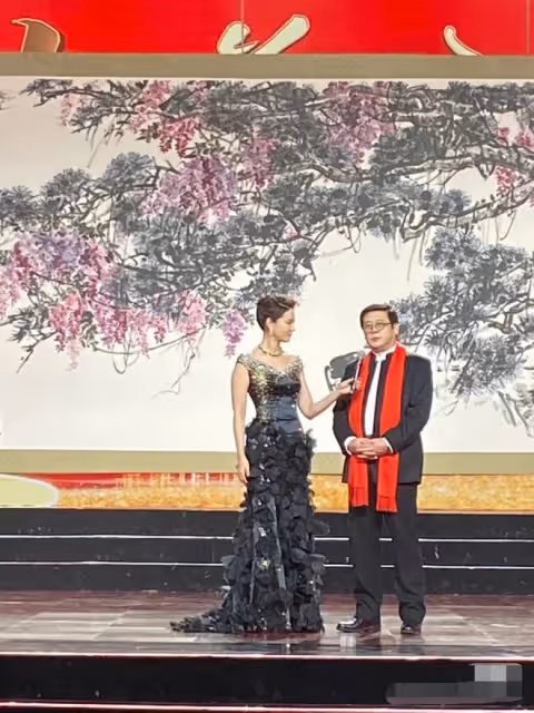 75後央視女主持高顏值獲贊,國泰民安臉再引追捧,曾三登春晚