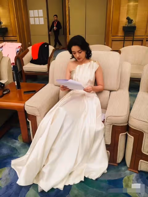 75後央視女主持高顏值獲贊,國泰民安臉再引追捧,曾三登春晚