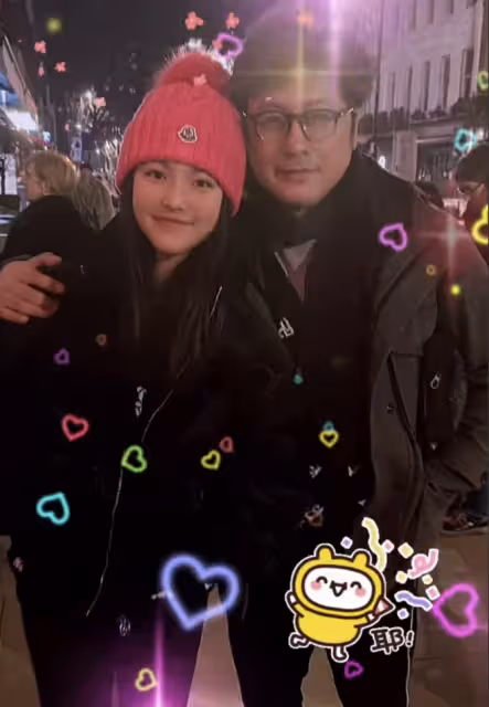 王岳倫飛英國陪女兒過春節，曬父女溫情合影，王詩齡身高直追爸爸