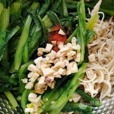雞胸肉拌油麥菜的做法
