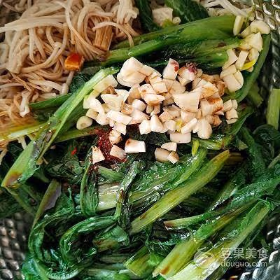 雞胸肉拌油麥菜的做法