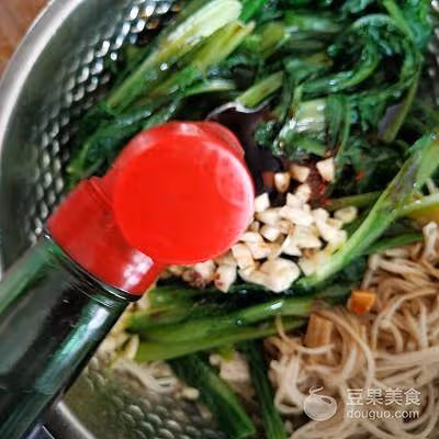 雞胸肉拌油麥菜的做法