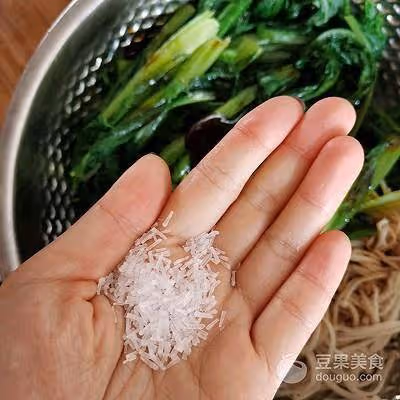 雞胸肉拌油麥菜的做法
