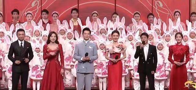 春晚女主持需要什麼樣的臉?網友:不要錐子扎人,要國泰民安醉人