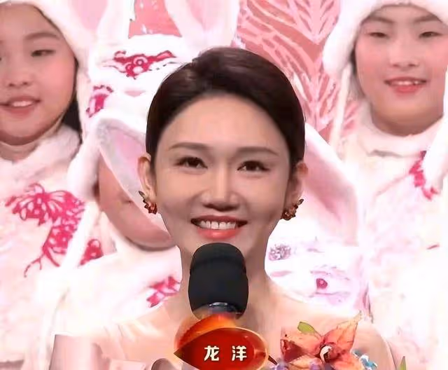 春晚女主持需要什麼樣的臉?網友:不要錐子扎人,要國泰民安醉人