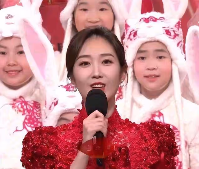 春晚女主持需要什麼樣的臉?網友:不要錐子扎人,要國泰民安醉人