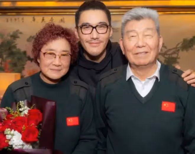 胡兵春節痛失81歲母親！發訃告證實死訊，胡母晚年備受病痛折磨