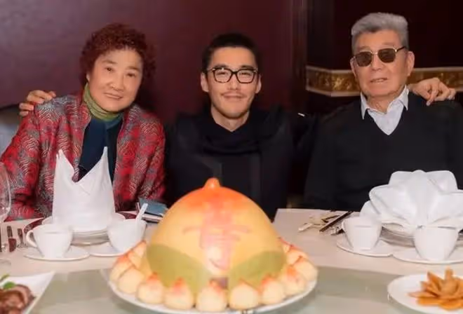 胡兵春節痛失81歲母親！發訃告證實死訊，胡母晚年備受病痛折磨