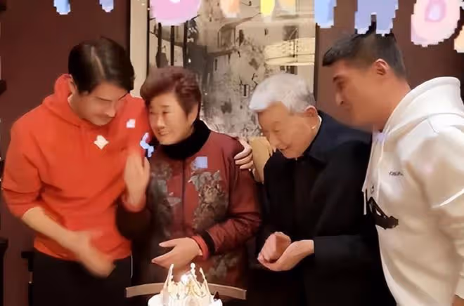 胡兵春節痛失81歲母親！發訃告證實死訊，胡母晚年備受病痛折磨