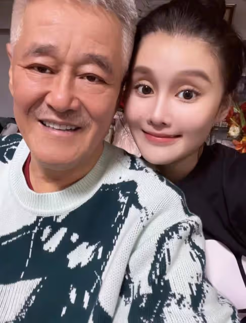 65歲趙本山為雙胞胎兒女慶生,小舅子罕見出鏡,球球曬溫馨全家福