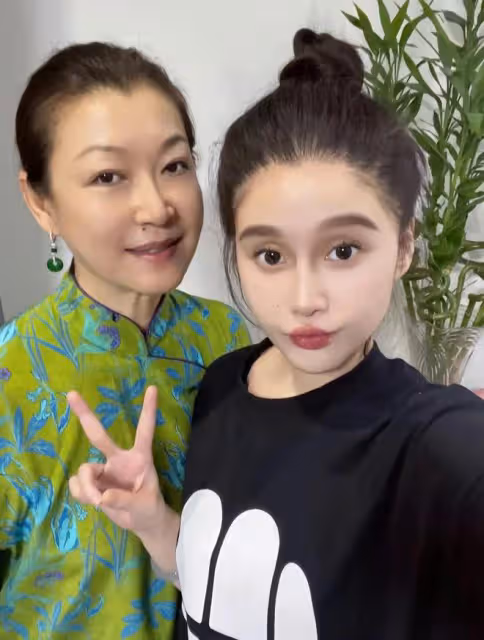 65歲趙本山為雙胞胎兒女慶生,小舅子罕見出鏡,球球曬溫馨全家福