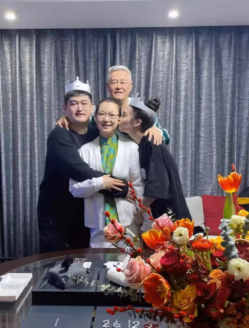 65歲趙本山為雙胞胎兒女慶生,小舅子罕見出鏡,球球曬溫馨全家福