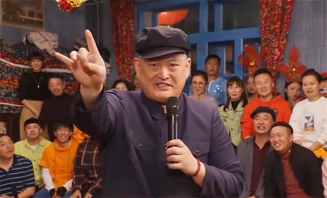 65歲趙本山為雙胞胎兒女慶生，小舅子罕見出鏡，球球曬溫馨全家福