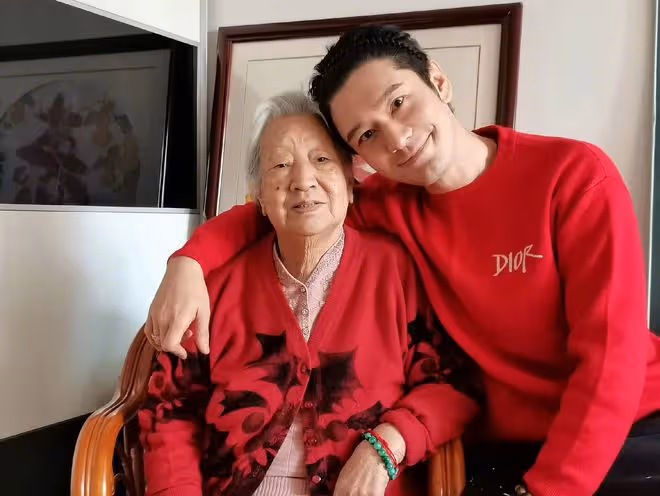 黃曉明曬祖孫三代同框照,45歲仍向姥姥撒嬌,姥姥家掛著他的劇照