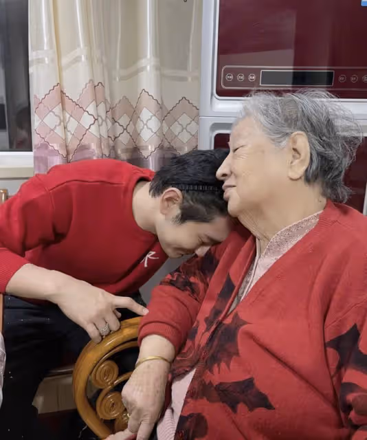 黃曉明曬祖孫三代同框照,45歲仍向姥姥撒嬌,姥姥家掛著他的劇照