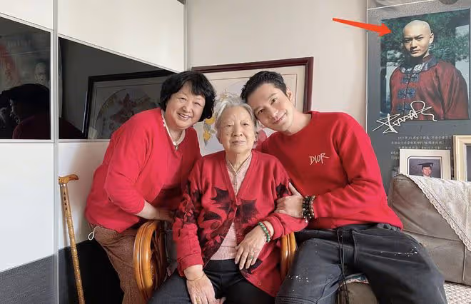 黃曉明曬祖孫三代同框照,45歲仍向姥姥撒嬌,姥姥家掛著他的劇照