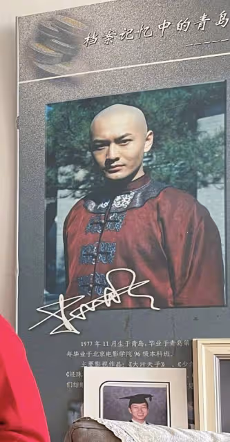 黃曉明曬祖孫三代同框照,45歲仍向姥姥撒嬌,姥姥家掛著他的劇照