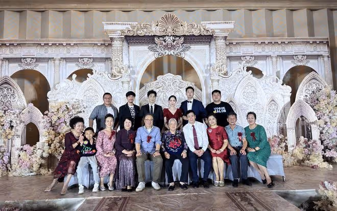 黃曉明曬祖孫三代同框照,45歲仍向姥姥撒嬌,姥姥家掛著他的劇照