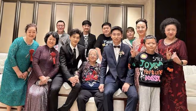 黃曉明曬祖孫三代同框照,45歲仍向姥姥撒嬌,姥姥家掛著他的劇照