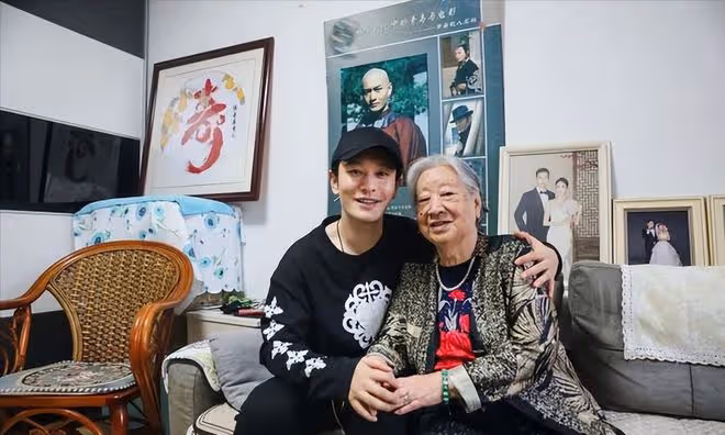 黃曉明曬祖孫三代同框照,45歲仍向姥姥撒嬌,姥姥家掛著他的劇照