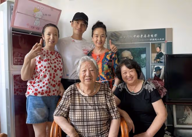 黃曉明曬祖孫三代同框照,45歲仍向姥姥撒嬌,姥姥家掛著他的劇照