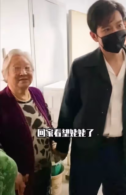 黃曉明曬祖孫三代同框照,45歲仍向姥姥撒嬌,姥姥家掛著他的劇照
