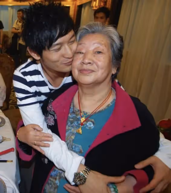 黃曉明曬祖孫三代同框照,45歲仍向姥姥撒嬌,姥姥家掛著他的劇照