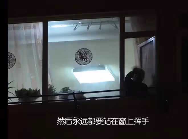 黃曉明曬祖孫三代同框照,45歲仍向姥姥撒嬌,姥姥家掛著他的劇照