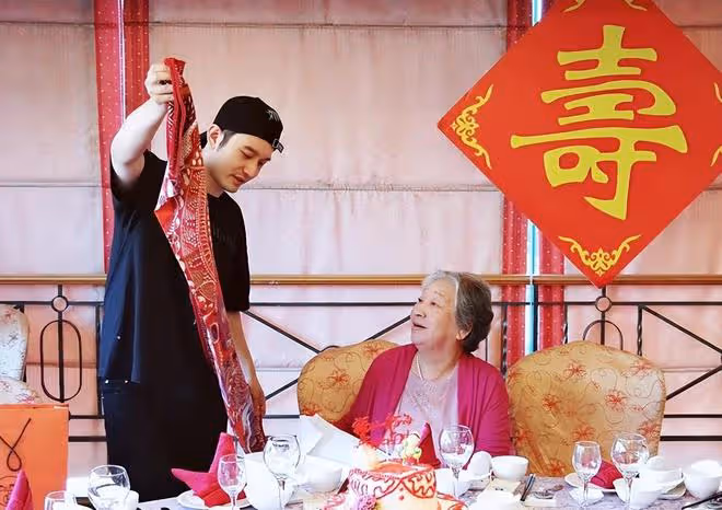 黃曉明曬祖孫三代同框照,45歲仍向姥姥撒嬌,姥姥家掛著他的劇照