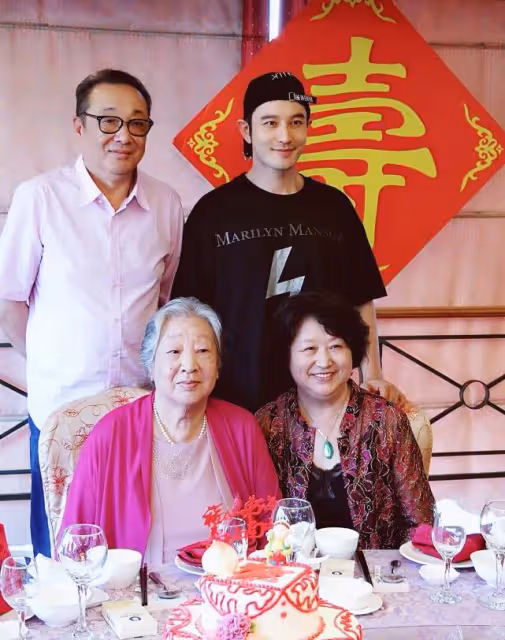 黃曉明曬祖孫三代同框照,45歲仍向姥姥撒嬌,姥姥家掛著他的劇照