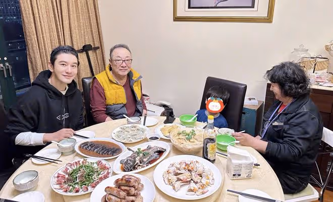 黃曉明曬祖孫三代同框照,45歲仍向姥姥撒嬌,姥姥家掛著他的劇照