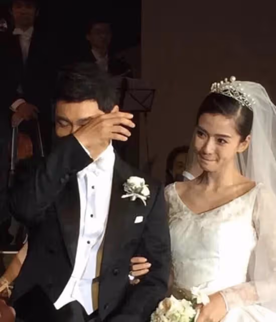 黃曉明曬祖孫三代同框照,45歲仍向姥姥撒嬌,姥姥家掛著他的劇照