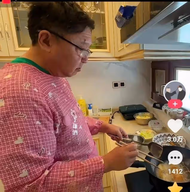 于謙:新年沒燙頭,穿紅圍裙做飯側面像老奶奶,搞笑又心酸