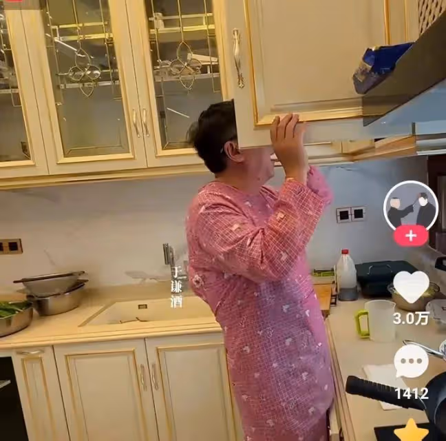 于謙:新年沒燙頭,穿紅圍裙做飯側面像老奶奶,搞笑又心酸