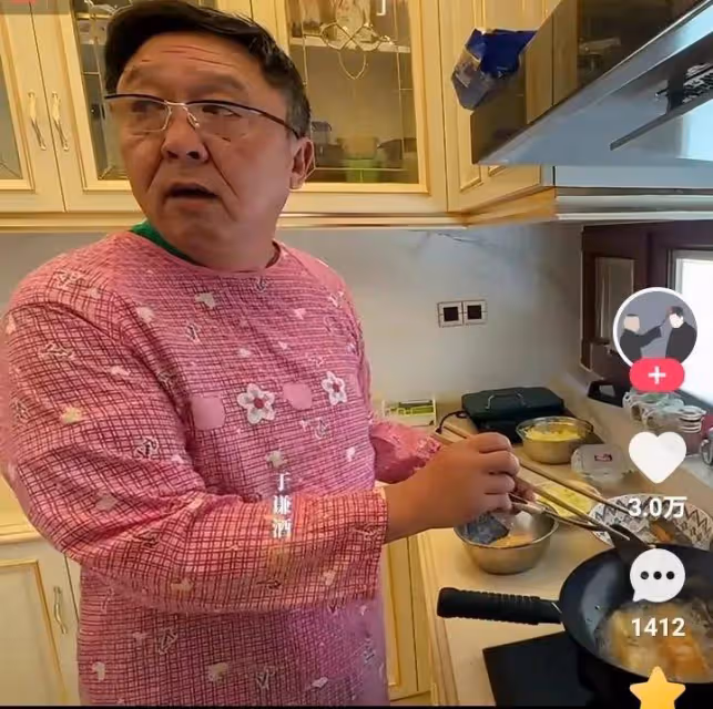 于謙:新年沒燙頭,穿紅圍裙做飯側面像老奶奶,搞笑又心酸
