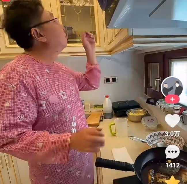 于謙:新年沒燙頭,穿紅圍裙做飯側面像老奶奶,搞笑又心酸