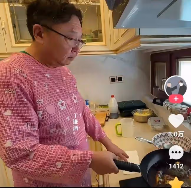 于謙:新年沒燙頭,穿紅圍裙做飯側面像老奶奶,搞笑又心酸