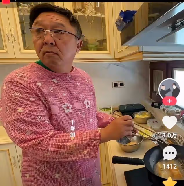 于謙:新年沒燙頭,穿紅圍裙做飯側面像老奶奶,搞笑又心酸
