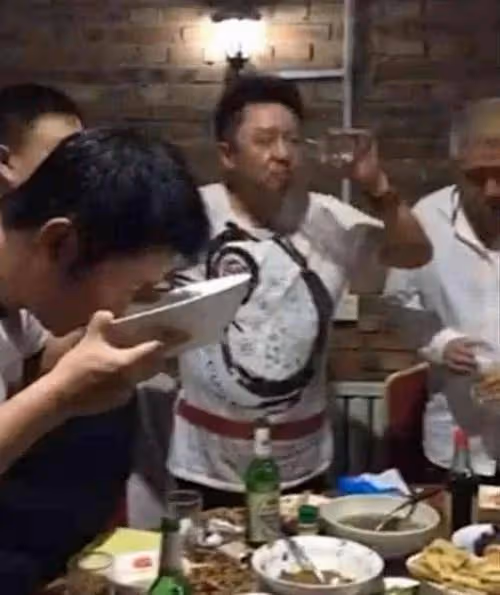 于謙:新年沒燙頭,穿紅圍裙做飯側面像老奶奶,搞笑又心酸
