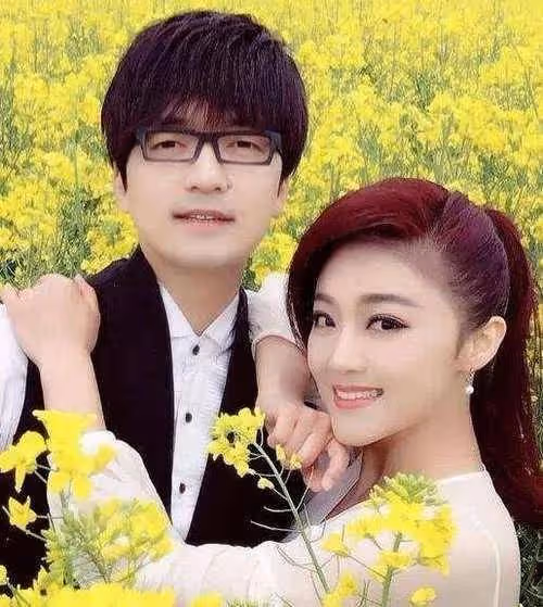 鳳凰傳奇近照曝光,曾毅留長發不帥了,玲花請他來家裡過年似兄妹