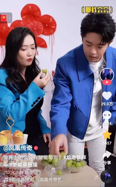 鳳凰傳奇近照曝光,曾毅留長發不帥了,玲花請他來家裡過年似兄妹