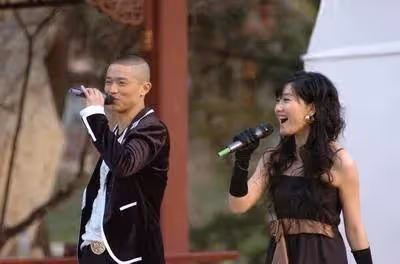 鳳凰傳奇近照曝光,曾毅留長發不帥了,玲花請他來家裡過年似兄妹