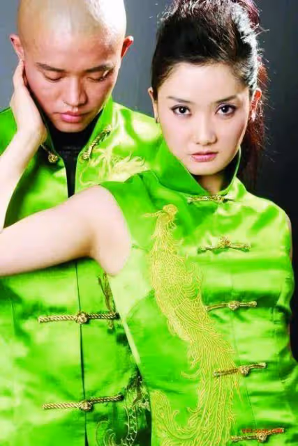 鳳凰傳奇近照曝光,曾毅留長發不帥了,玲花請他來家裡過年似兄妹