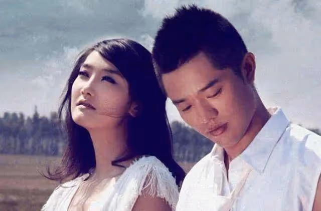 鳳凰傳奇近照曝光,曾毅留長發不帥了,玲花請他來家裡過年似兄妹