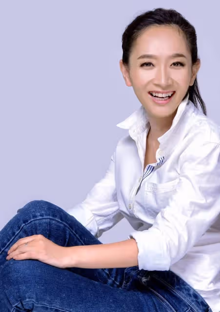 主持人王芳美國過年!提大包小包模樣樸素,送女兒海外讀書笑開懷