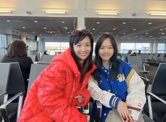 主持人王芳美國過年!提大包小包模樣樸素,送女兒海外讀書笑開懷