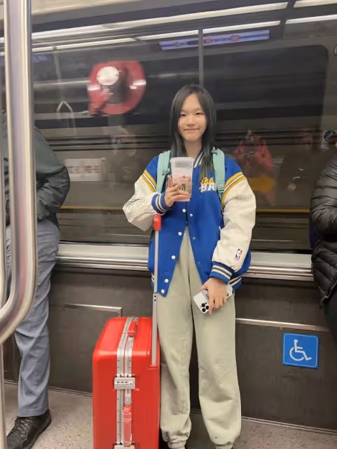 主持人王芳美國過年!提大包小包模樣樸素,送女兒海外讀書笑開懷