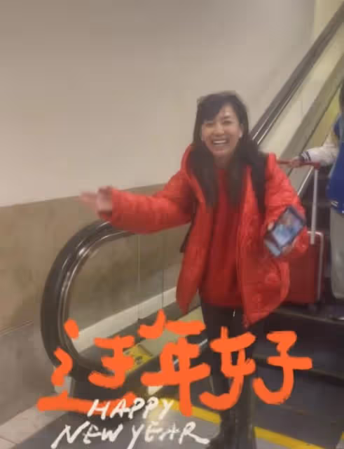 主持人王芳美國過年!提大包小包模樣樸素,送女兒海外讀書笑開懷